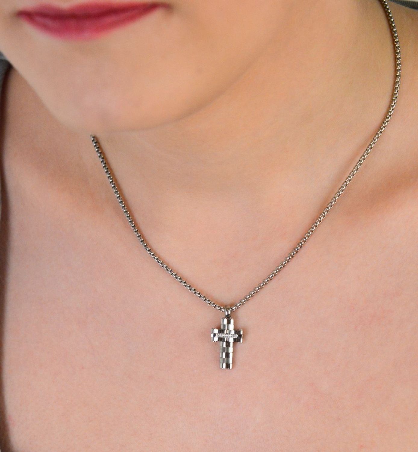 Naszyjnik stalowy męski Nomination Italy Strong Krzyż Srebrny Białe Diamenty 028304 008.jpg